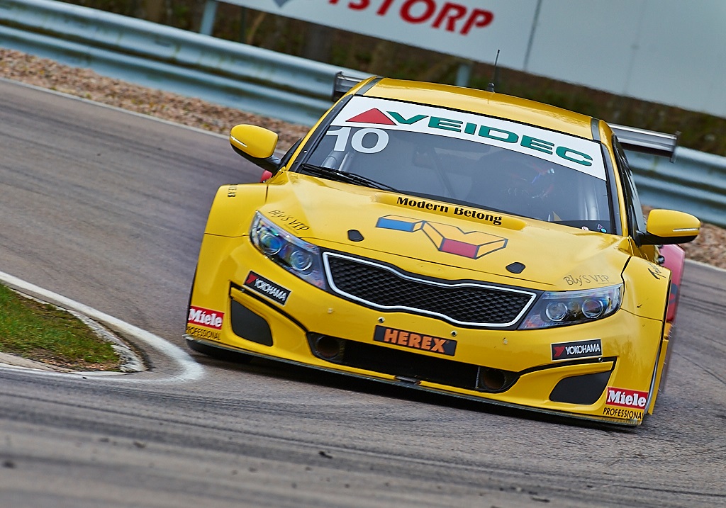 Mattias Lindberg stiller op i KIA Optima
(Foto: Tommy Hostrup Galskjær)